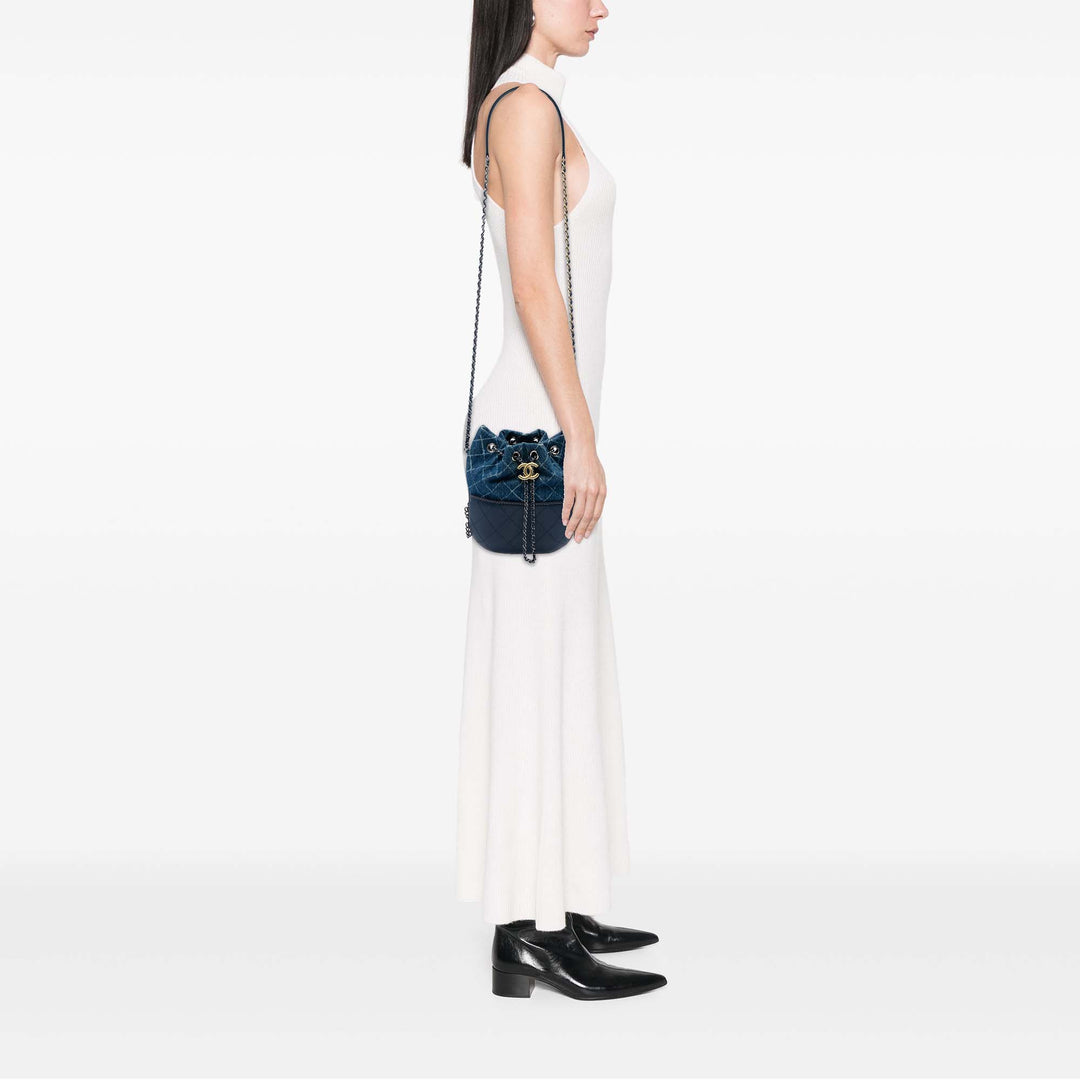 Chanel Imprimé et Matelassé Gabrielle Sac seau Petit Jean Bleu – vue 5 – GABY PARIS