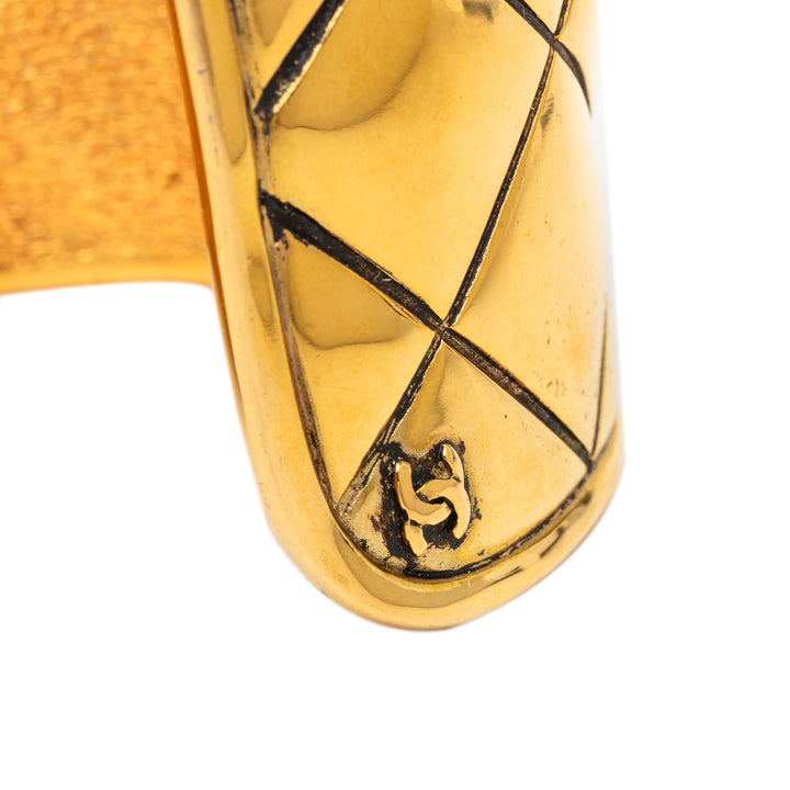Chanel plaqué Matelassé Bangle