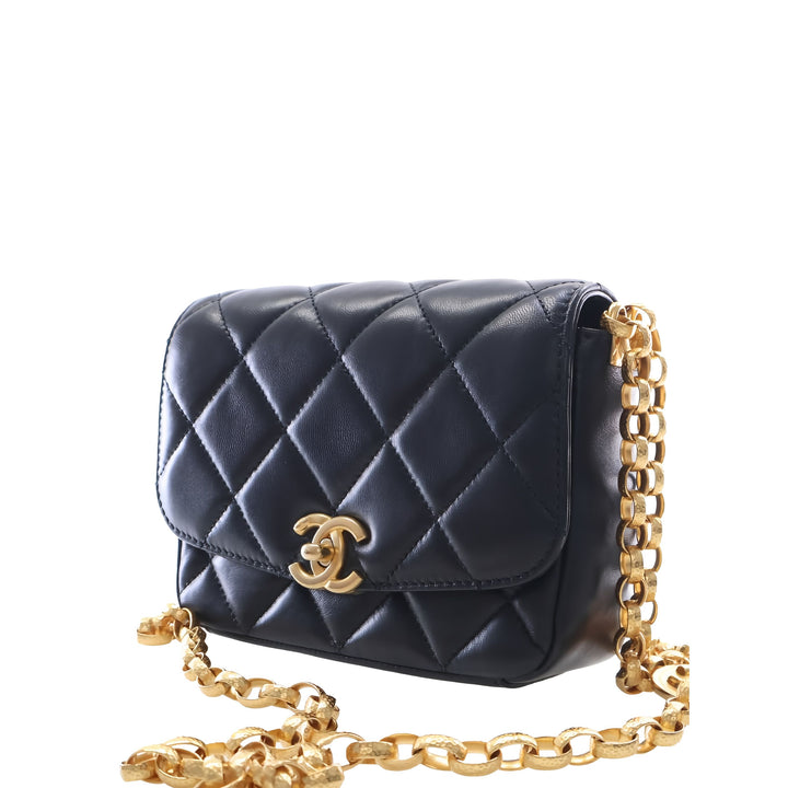 Chanel Sac bandoulière Matelassé CC Coin à rabat Petit Cuir d'agneau Noir – vue 13 – GABY PARIS