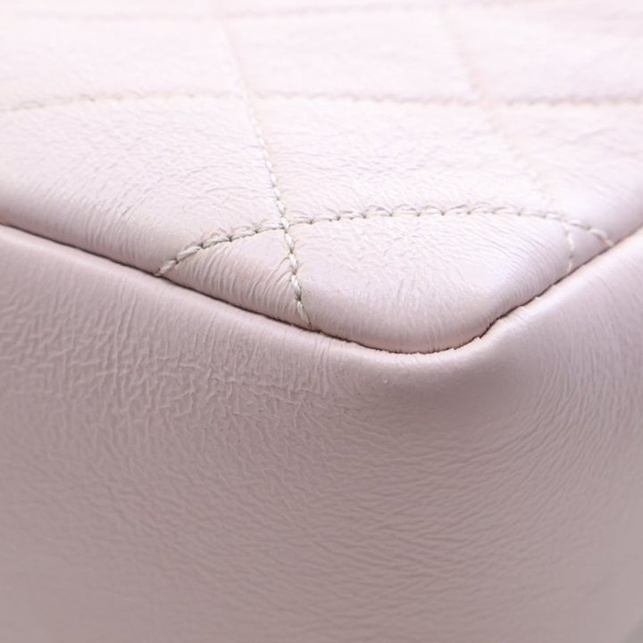 Chanel Medium Matelassé Cuir de veau Fashion Therapy à rabat