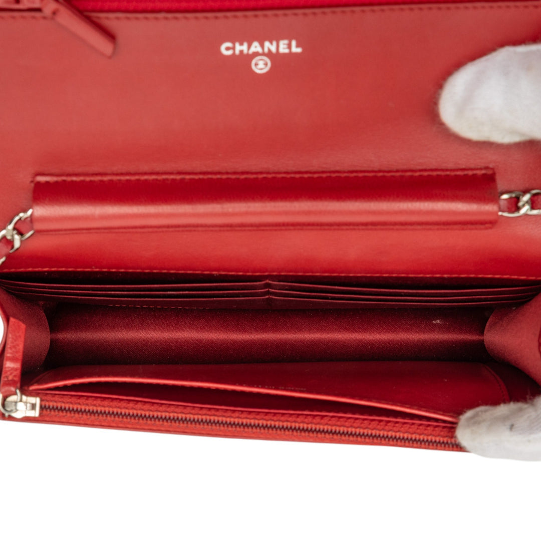 Chanel CC embossé Cuir d’agneau Camellia Wallet on Chain