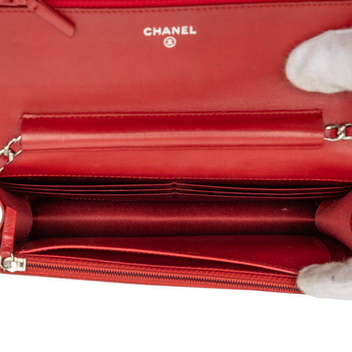 Chanel CC embossé Cuir d’agneau Camellia Wallet on Chain