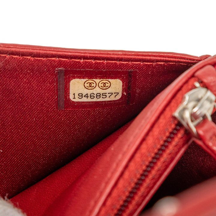 Chanel CC embossé Cuir d’agneau Camellia Wallet on Chain