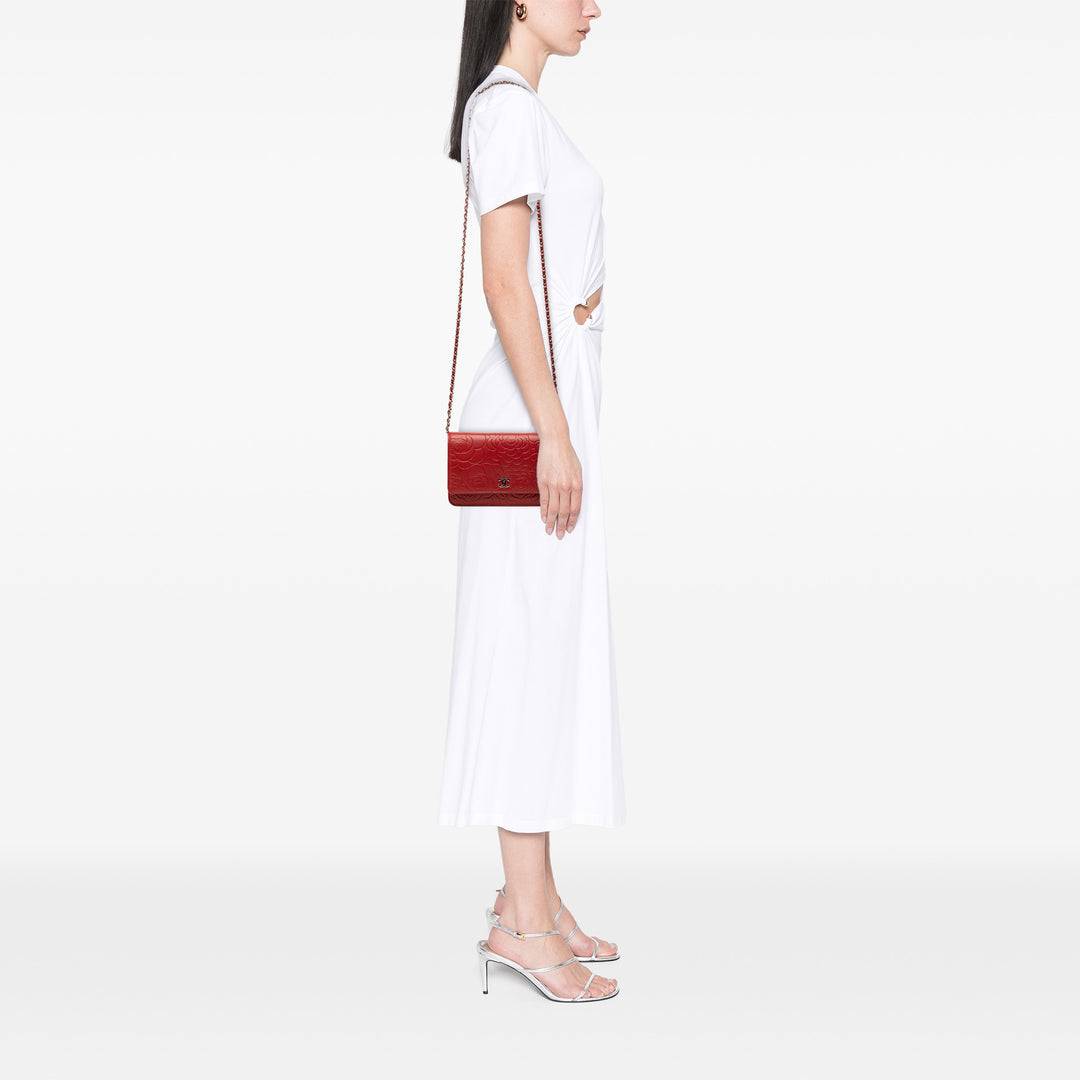 Chanel CC embossé Cuir d’agneau Camellia Wallet on Chain