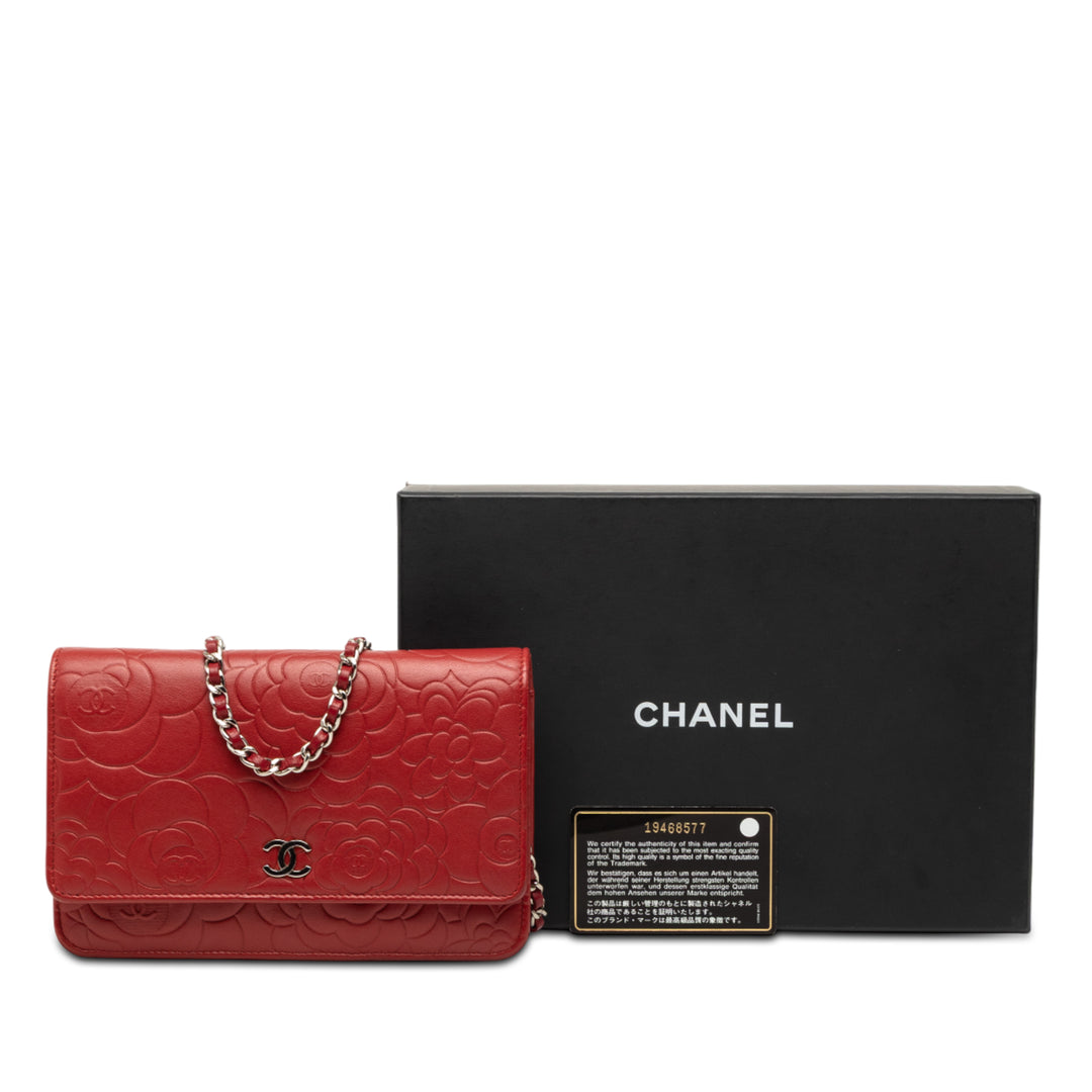 Chanel CC embossé Cuir d’agneau Camellia Wallet on Chain