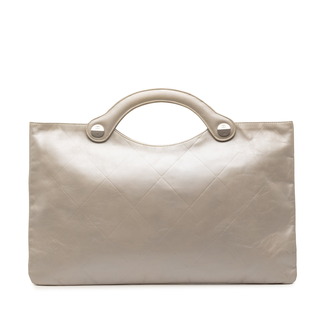 Geprägte metallicfarbene Ledertasche aus Kalbsleder, goldfarben