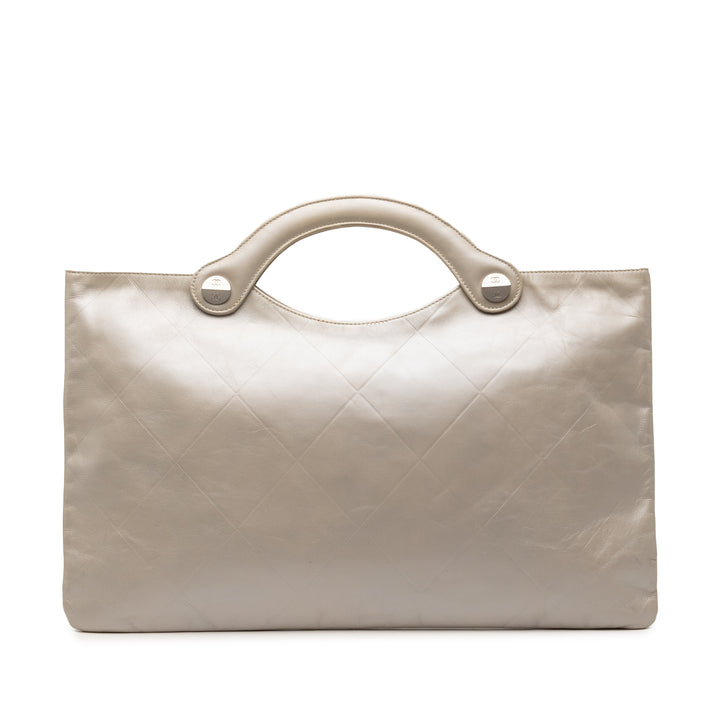 Geprägte metallicfarbene Ledertasche aus Kalbsleder, goldfarben