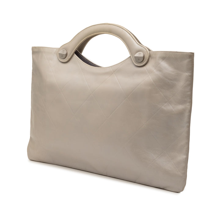 Geprägte metallicfarbene Ledertasche aus Kalbsleder, goldfarben