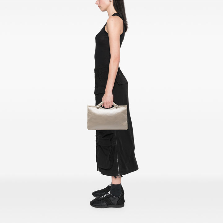 Geprägte metallicfarbene Ledertasche aus Kalbsleder, goldfarben