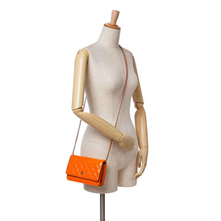 Classic Patent Wallet On Chain Orange - Gaby Paris