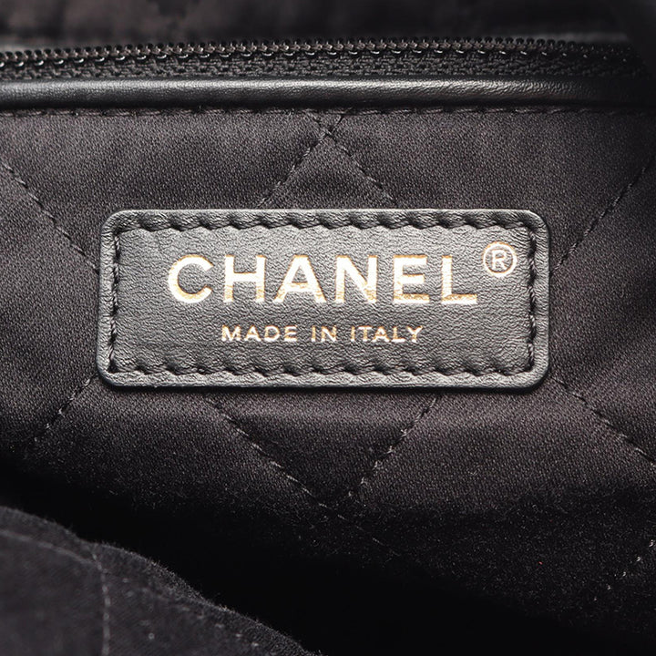 Chanel Sac porté épaule brillant 22 Hobo Grand Cuir de veau Noir – vue 4 – GABY PARIS