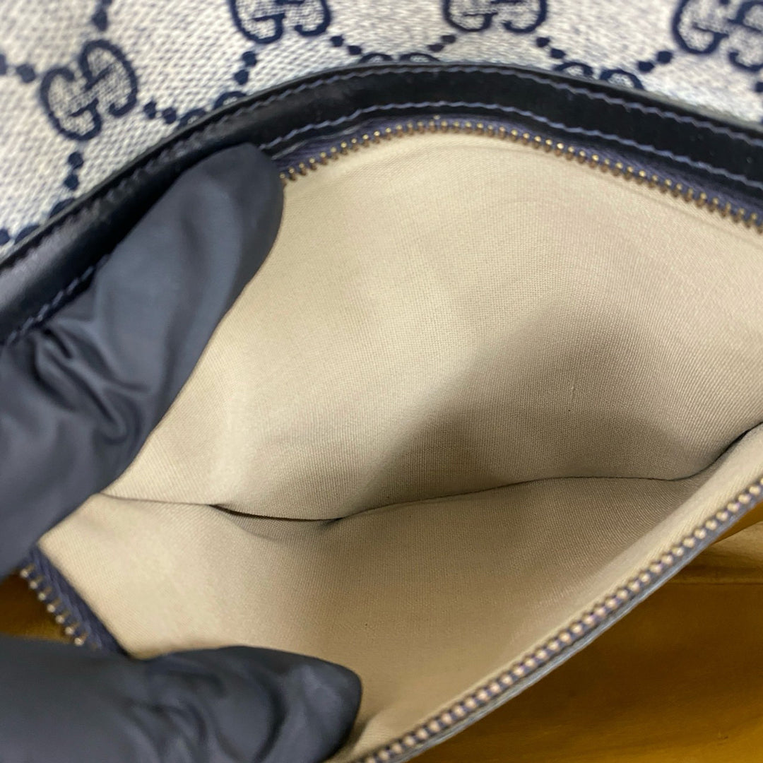 Gucci Sac bandoulière Web GG Supreme Gris – vue 3 – GABY PARIS
