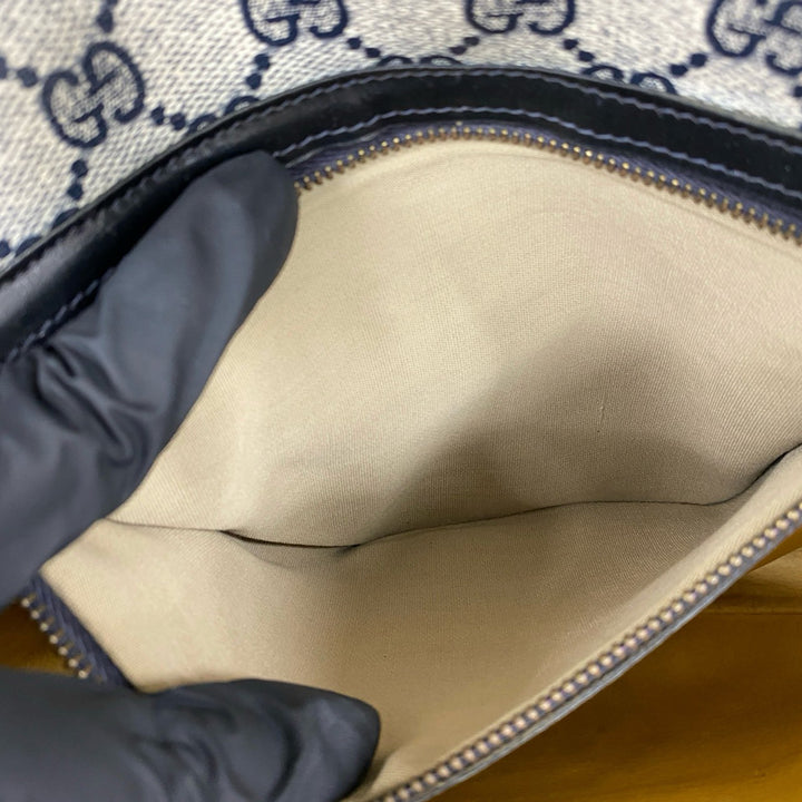 Gucci Sac bandoulière Web GG Supreme Gris – vue 3 – GABY PARIS