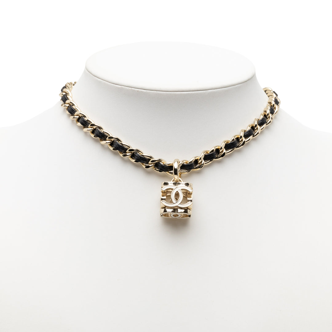 Chanel plaqué CC Cube Pendant Choker Collier