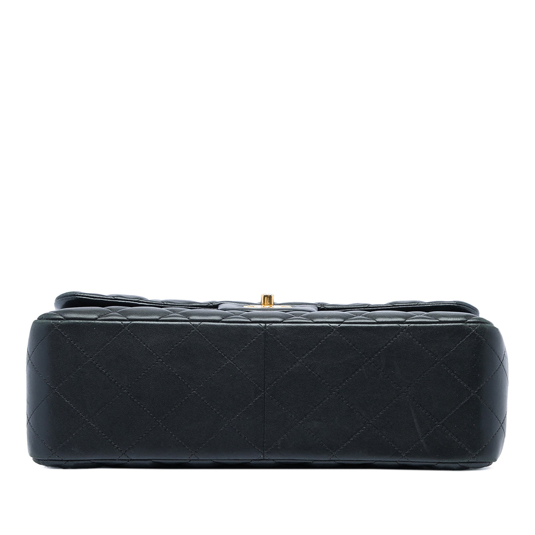 Chanel Sac porté épaule Classic Double rabat Jumbo Cuir d'agneau Noir – vue 3 – GABY PARIS