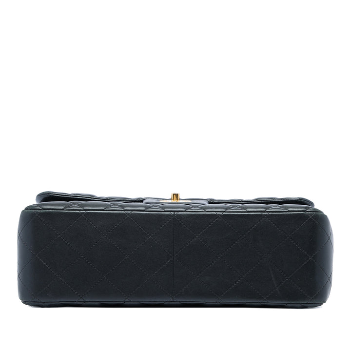 Chanel Sac porté épaule Classic Double rabat Jumbo Cuir d'agneau Noir – vue 3 – GABY PARIS