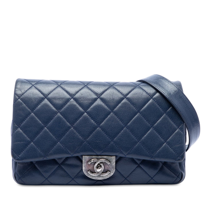 Chanel Matelassé Double Carry Waist Chaîne à rabat Grand Cuir de chèvre Bleu – vue principale – GABY PARIS