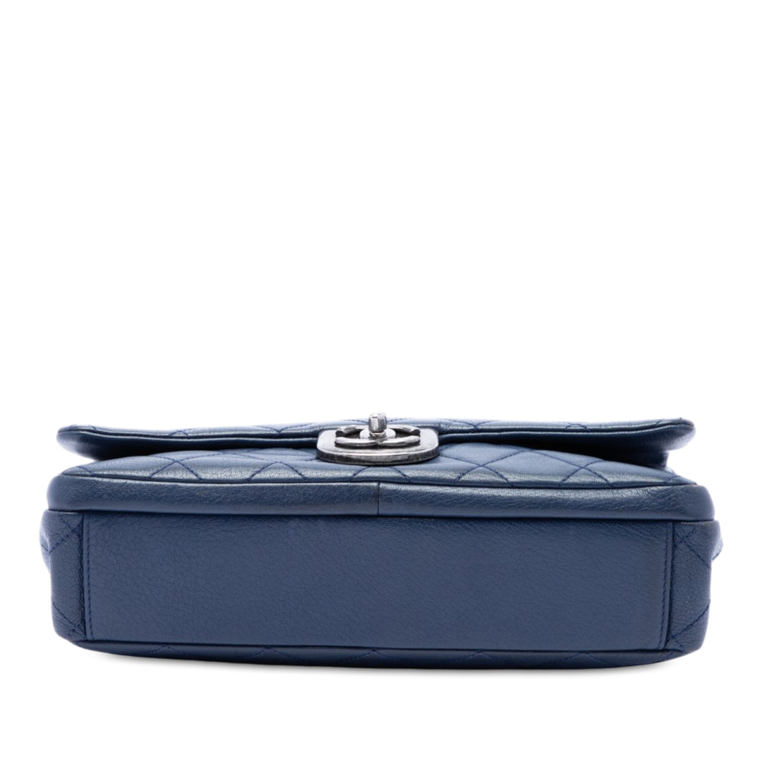 Chanel Matelassé Double Carry Waist Chaîne à rabat Grand Cuir de chèvre Bleu – vue 3 – GABY PARIS