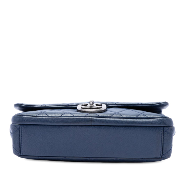 Chanel Matelassé Double Carry Waist Chaîne à rabat Grand Cuir de chèvre Bleu – vue 3 – GABY PARIS