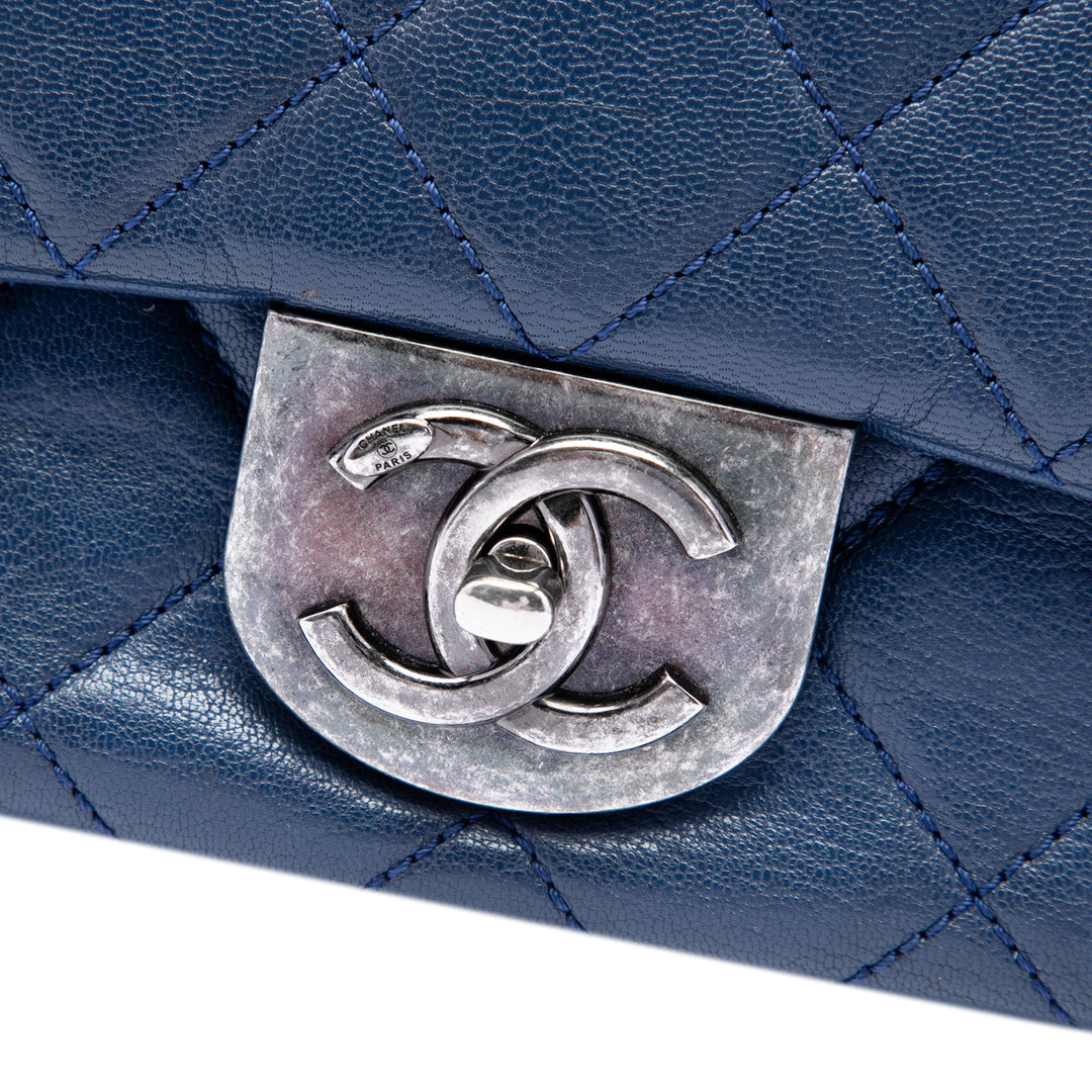 Chanel Matelassé Double Carry Waist Chaîne à rabat Grand Cuir de chèvre Bleu – vue 5 – GABY PARIS