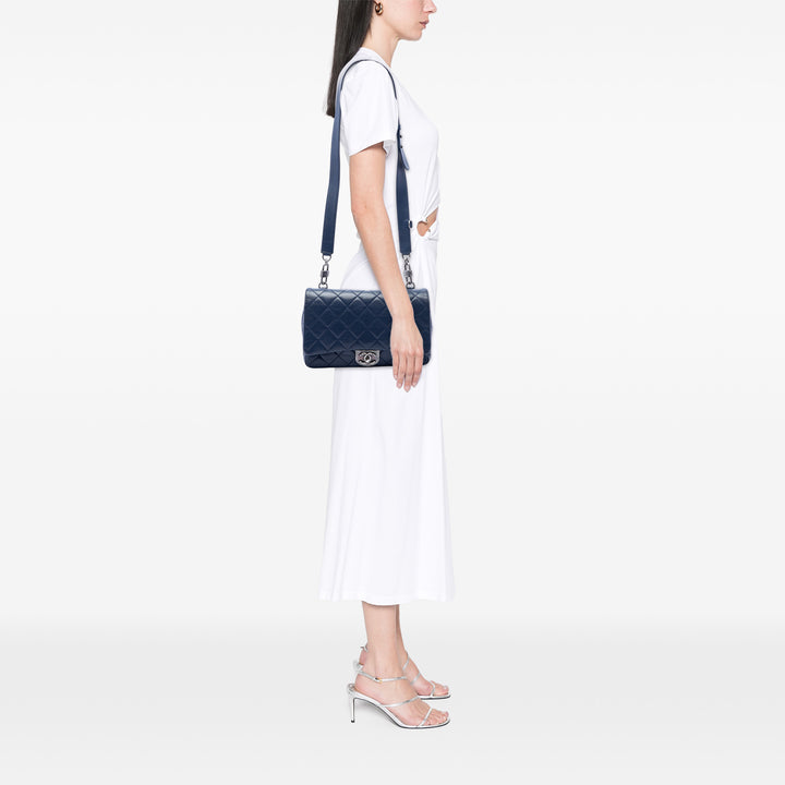Chanel Matelassé Double Carry Waist Chaîne à rabat Grand Cuir de chèvre Bleu – vue 6 – GABY PARIS