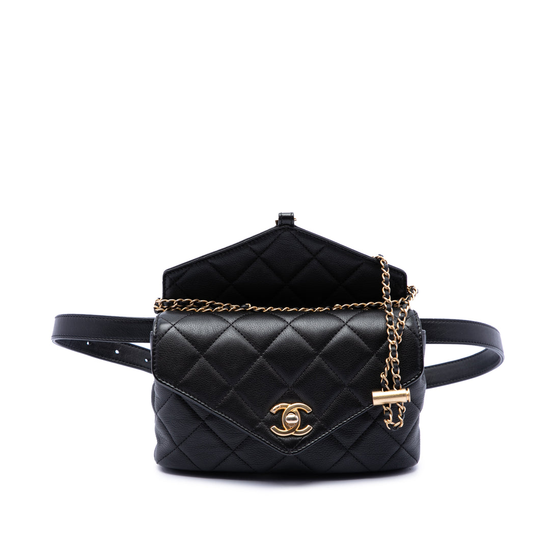 Chanel Matelassé Carry With Chic à rabat Sac ceinture avec chaîne Cuir de veau Noir – vue principale – GABY PARIS