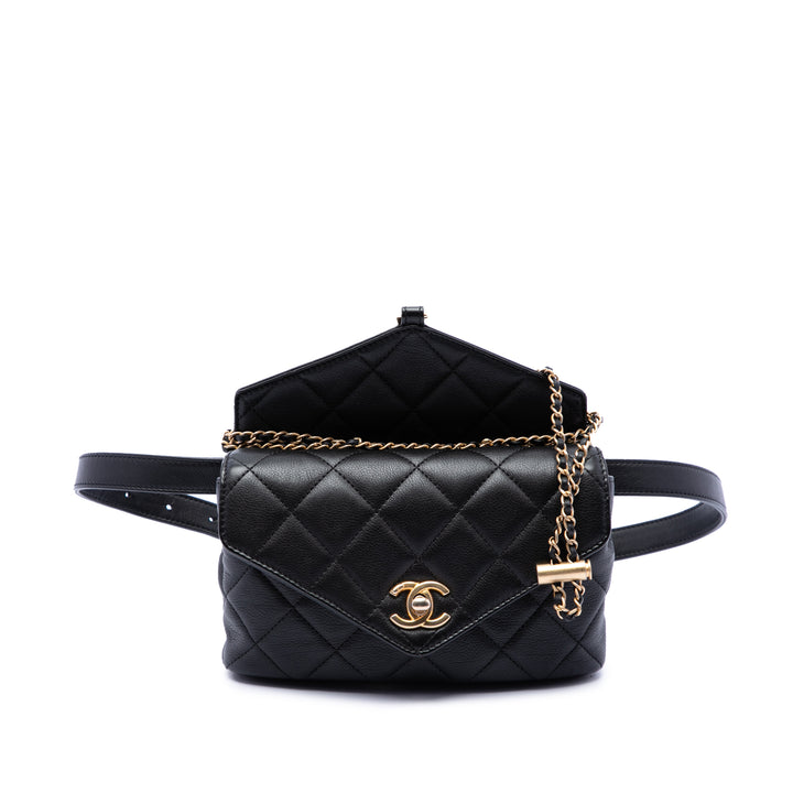 Chanel Matelassé Carry With Chic à rabat Sac ceinture avec chaîne Cuir de veau Noir – vue principale – GABY PARIS