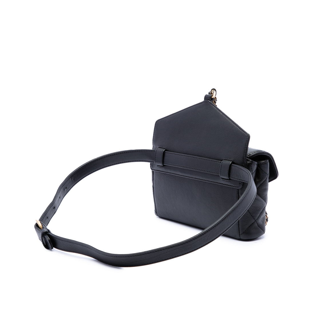 Chanel Matelassé Carry With Chic à rabat Sac ceinture avec chaîne Cuir de veau Noir – vue 2 – GABY PARIS