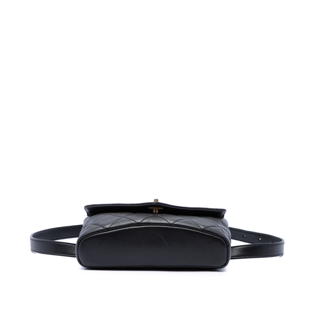 Chanel Matelassé Carry With Chic à rabat Sac ceinture avec chaîne Cuir de veau Noir – vue 3 – GABY PARIS