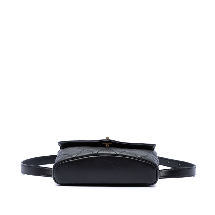 Chanel Matelassé Carry With Chic à rabat Sac ceinture avec chaîne Cuir de veau Noir – vue 3 – GABY PARIS