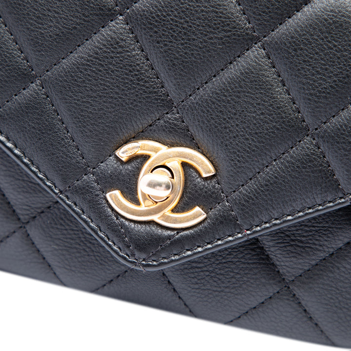 Chanel Matelassé Carry With Chic à rabat Sac ceinture avec chaîne Cuir de veau Noir – vue 5 – GABY PARIS