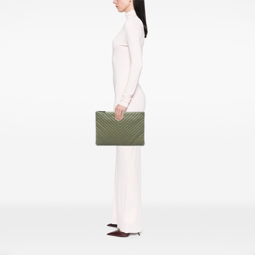 Chanel CC Chevron O Étui Pochette Grand Cuir de veau