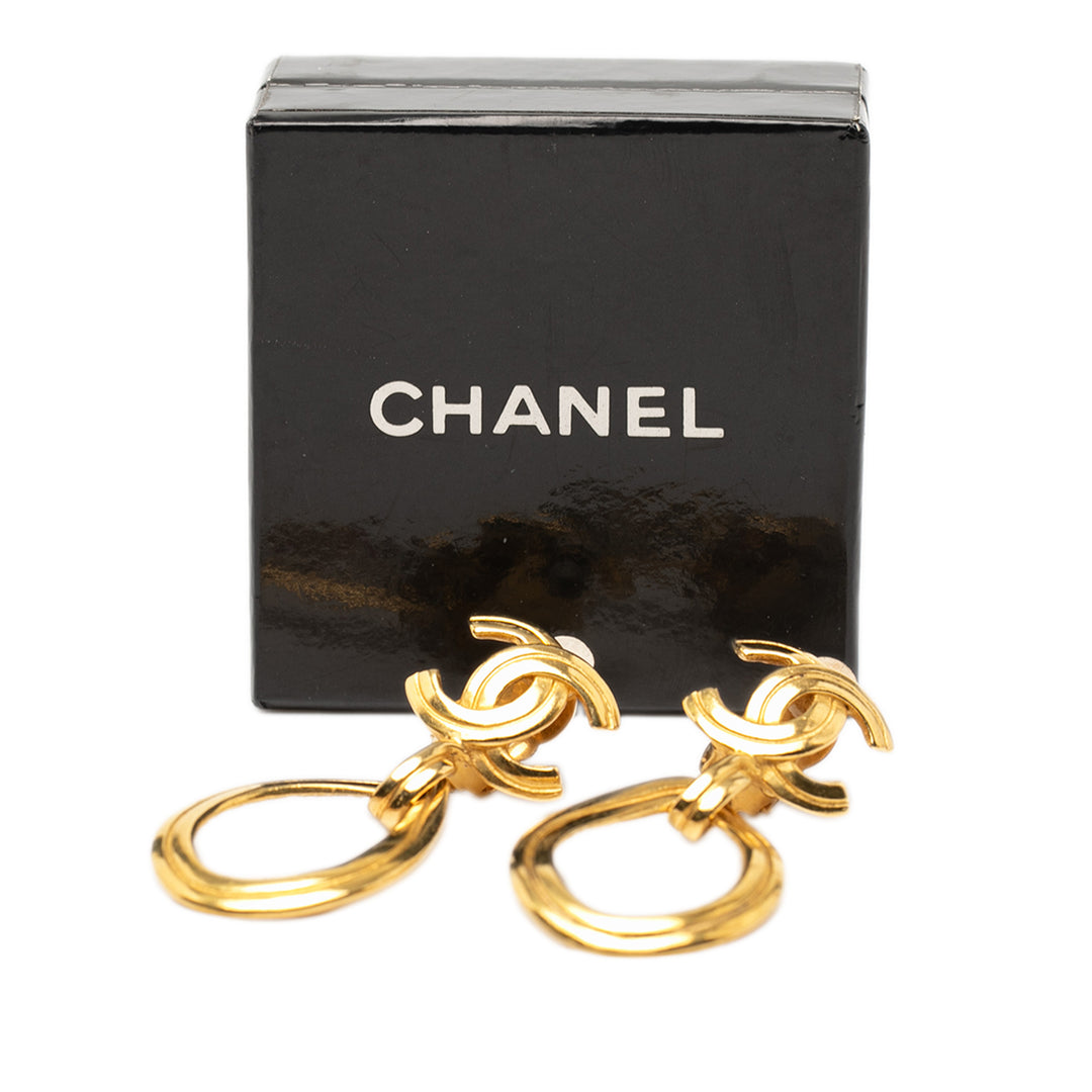 Chanel CC plaqué Teardrop Dangle Hoop Clip On Boucles d’oreilles – GABY PARIS Authentique