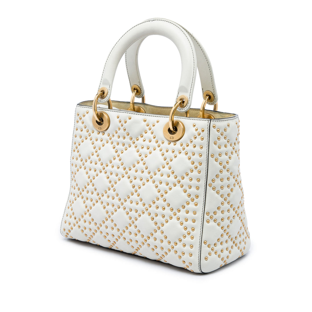 Dior Sac à main Lady Dior Cannage clouté Souple Moyen Cuir d'agneau Blanc – vue 2 – GABY PARIS