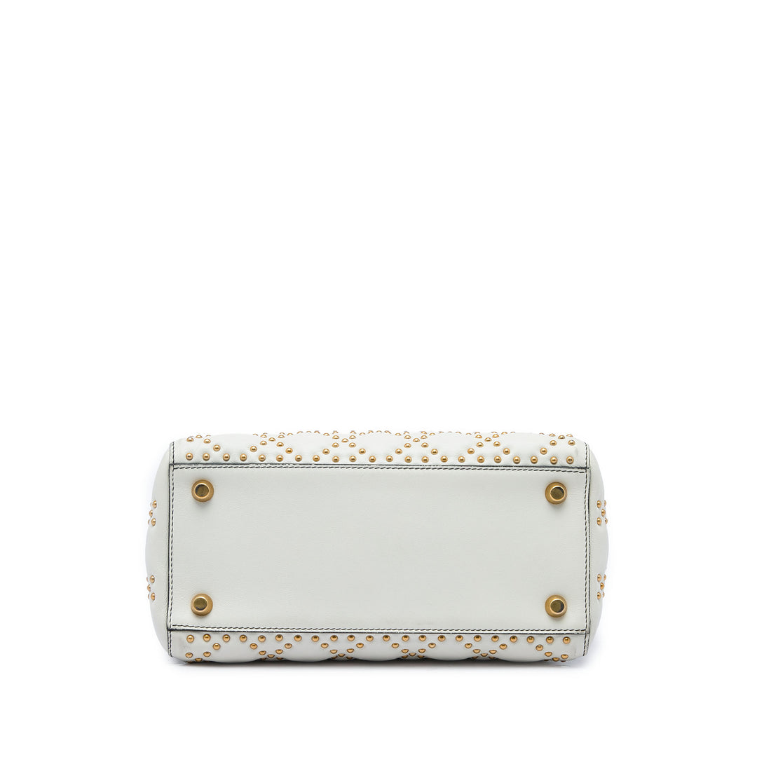Dior Sac à main Lady Dior Cannage clouté Souple Moyen Cuir d'agneau Blanc – vue 3 – GABY PARIS