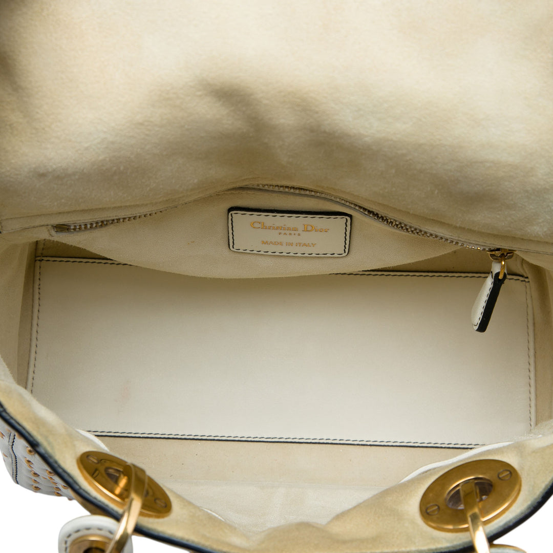 Dior Sac à main Lady Dior Cannage clouté Souple Moyen Cuir d'agneau Blanc – vue 4 – GABY PARIS