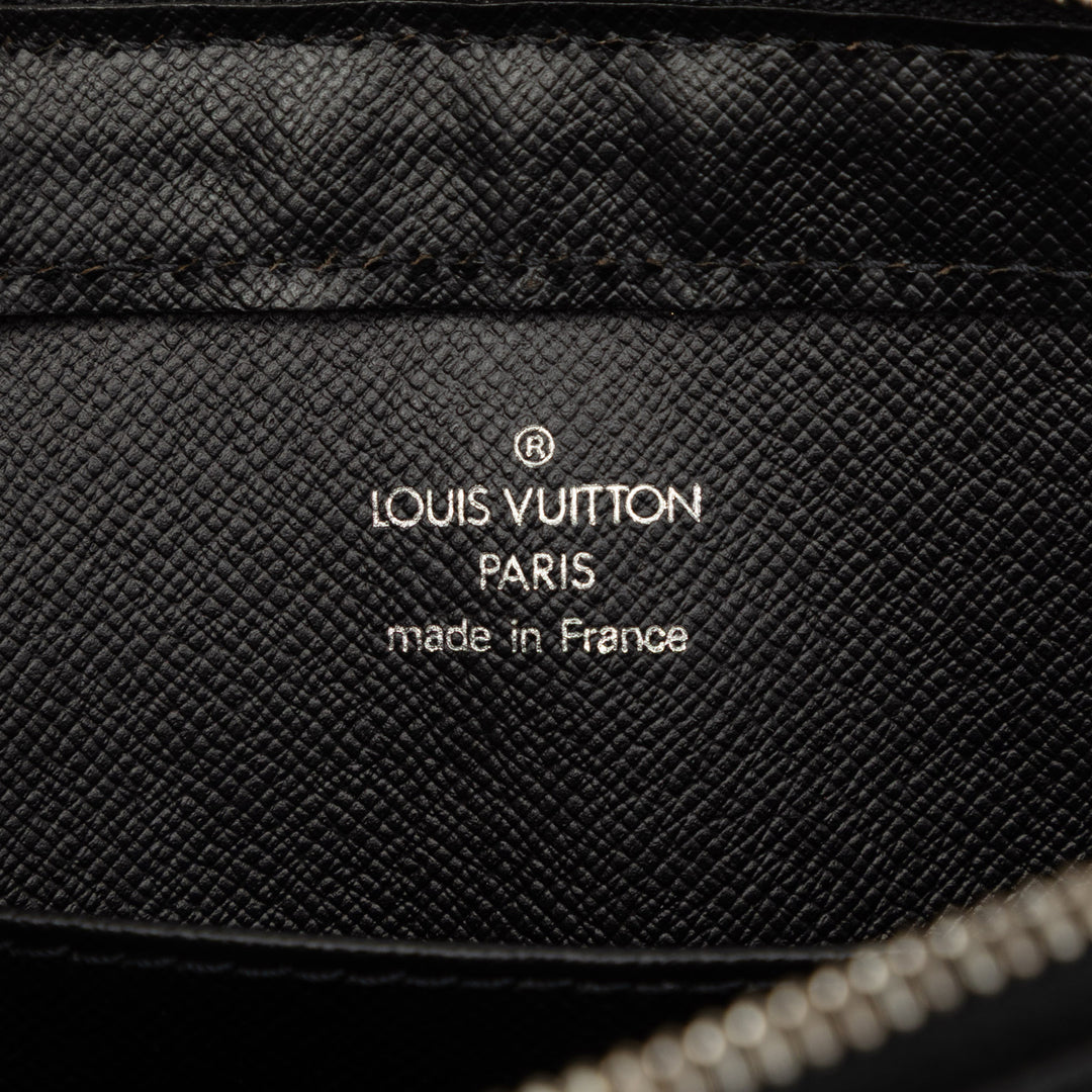 Louis Vuitton Pochette Taiga Baikal Noir – vue 5 – GABY PARIS