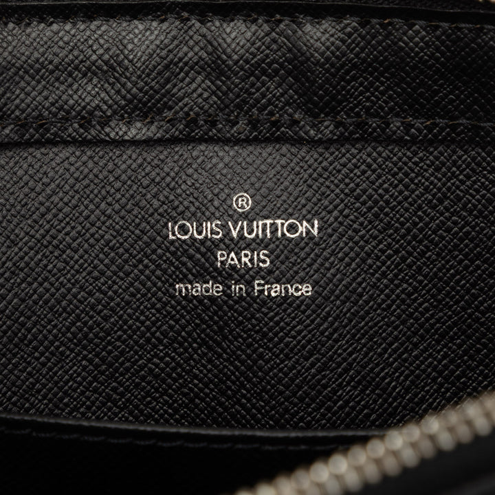 Louis Vuitton Pochette Taiga Baikal Noir – vue 5 – GABY PARIS