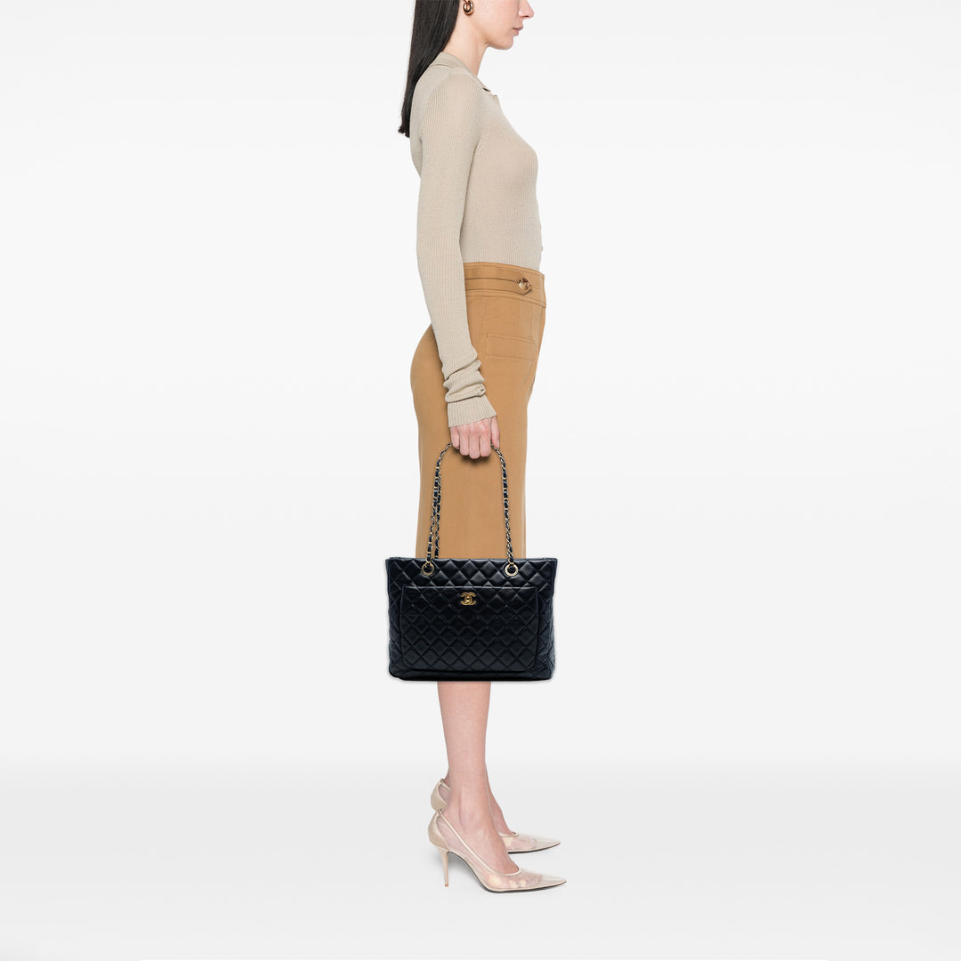 Chanel CC Matelassé Cuir d’agneau Front Pocket Shopping Cabas – GABY PARIS Authentique