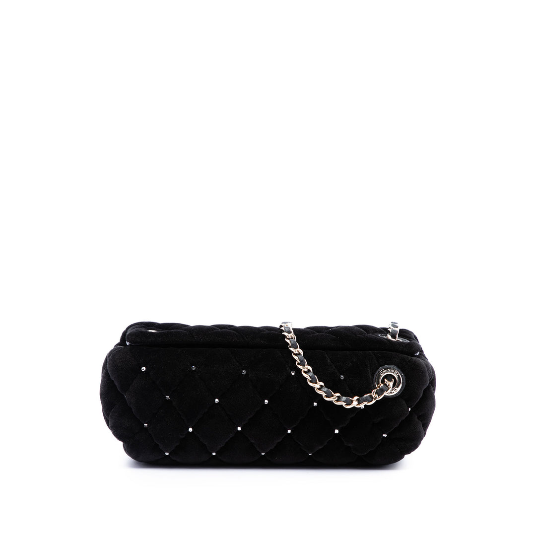 Chanel CC Matelassé Cristal Wristlet Pochette Noir – vue principale – GABY PARIS
