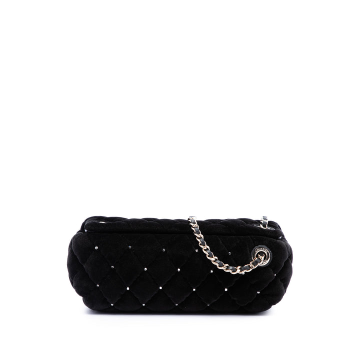 Chanel CC Matelassé Cristal Wristlet Pochette Noir – vue principale – GABY PARIS