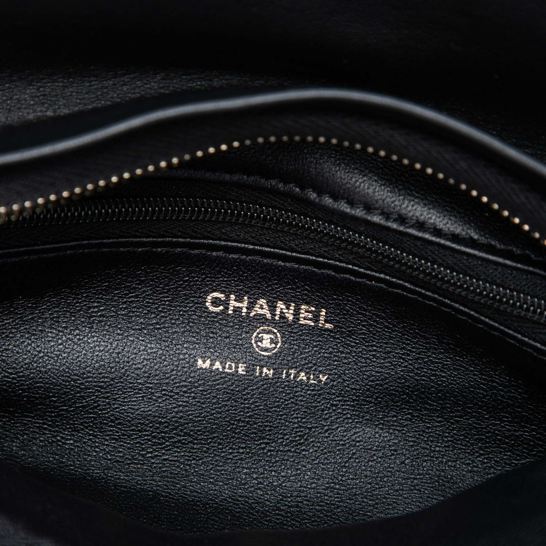 Chanel CC Matelassé Cristal Wristlet Pochette Noir – vue 5 – GABY PARIS