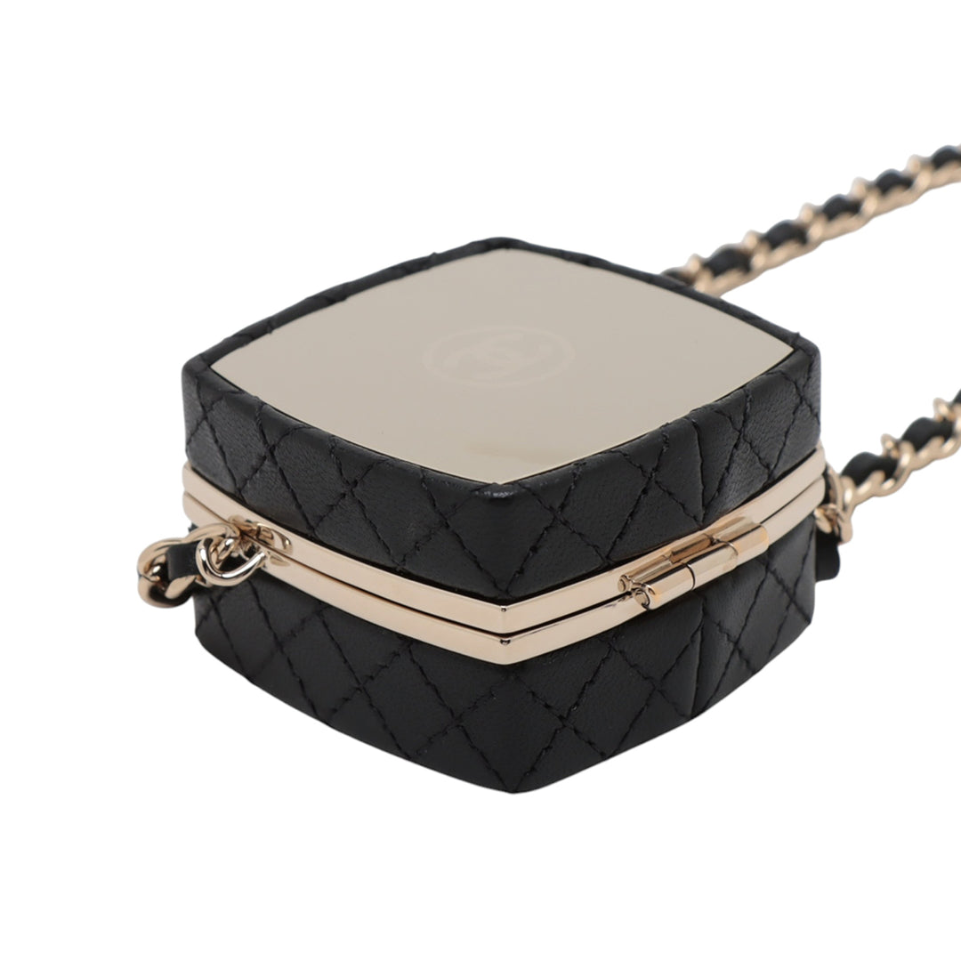Chanel Quilted Cuir d’agneau Make-Up Boîte Pochette With Chain Noir – GABY PARIS Authentique
