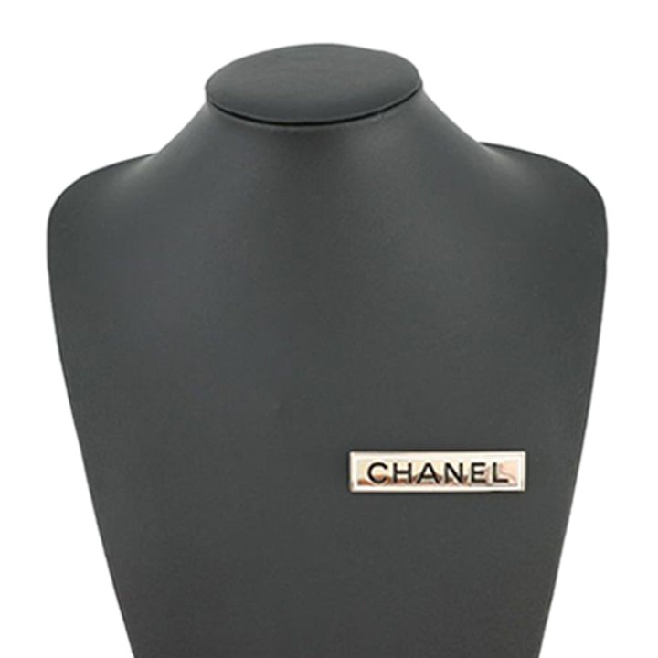 Chanel plaqué Logo Plate Broche – GABY PARIS Authentique