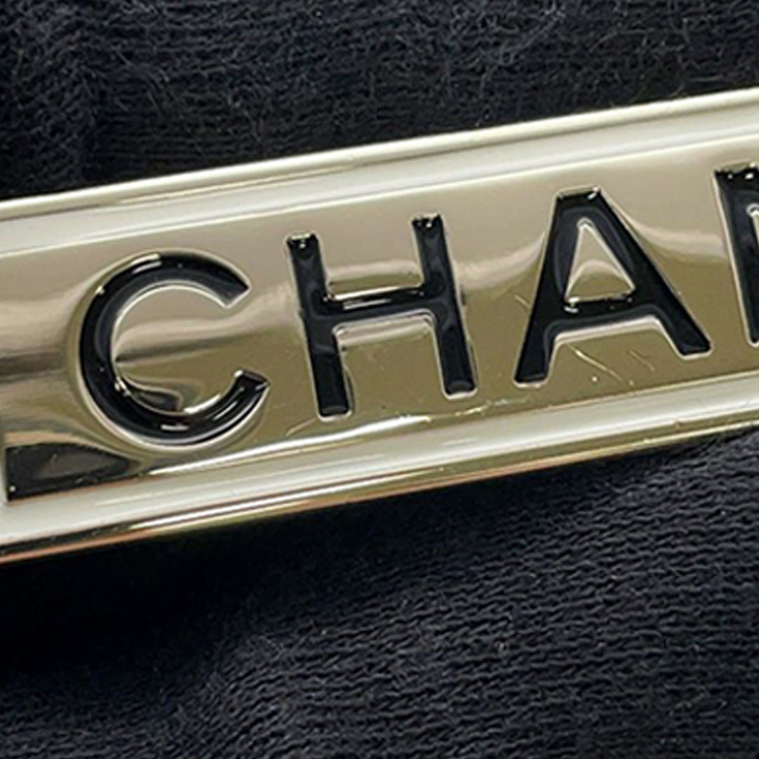 Chanel plaqué Logo Plate Broche – GABY PARIS Authentique