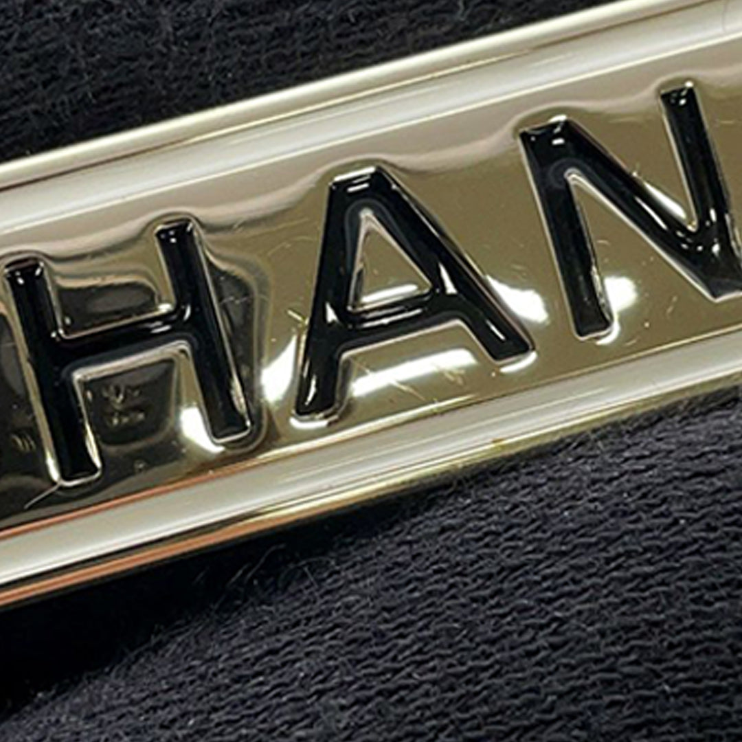 Chanel plaqué Logo Plate Broche – GABY PARIS Authentique
