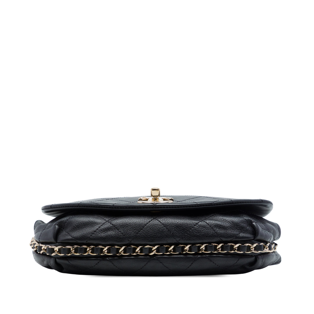 CC Matelassé Sac rond à chaîne Saddle à rabat Cuir de veau Noir