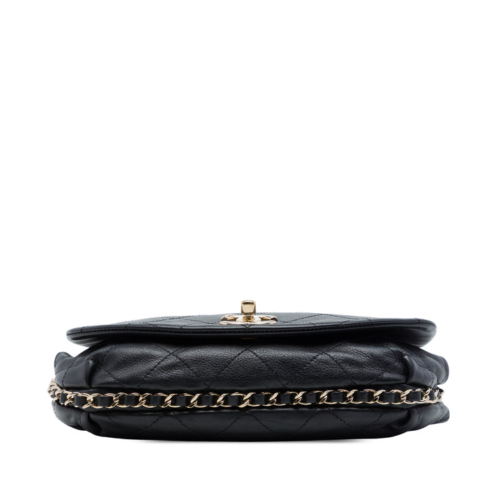 CC Matelassé Sac rond à chaîne Saddle à rabat Cuir de veau Noir