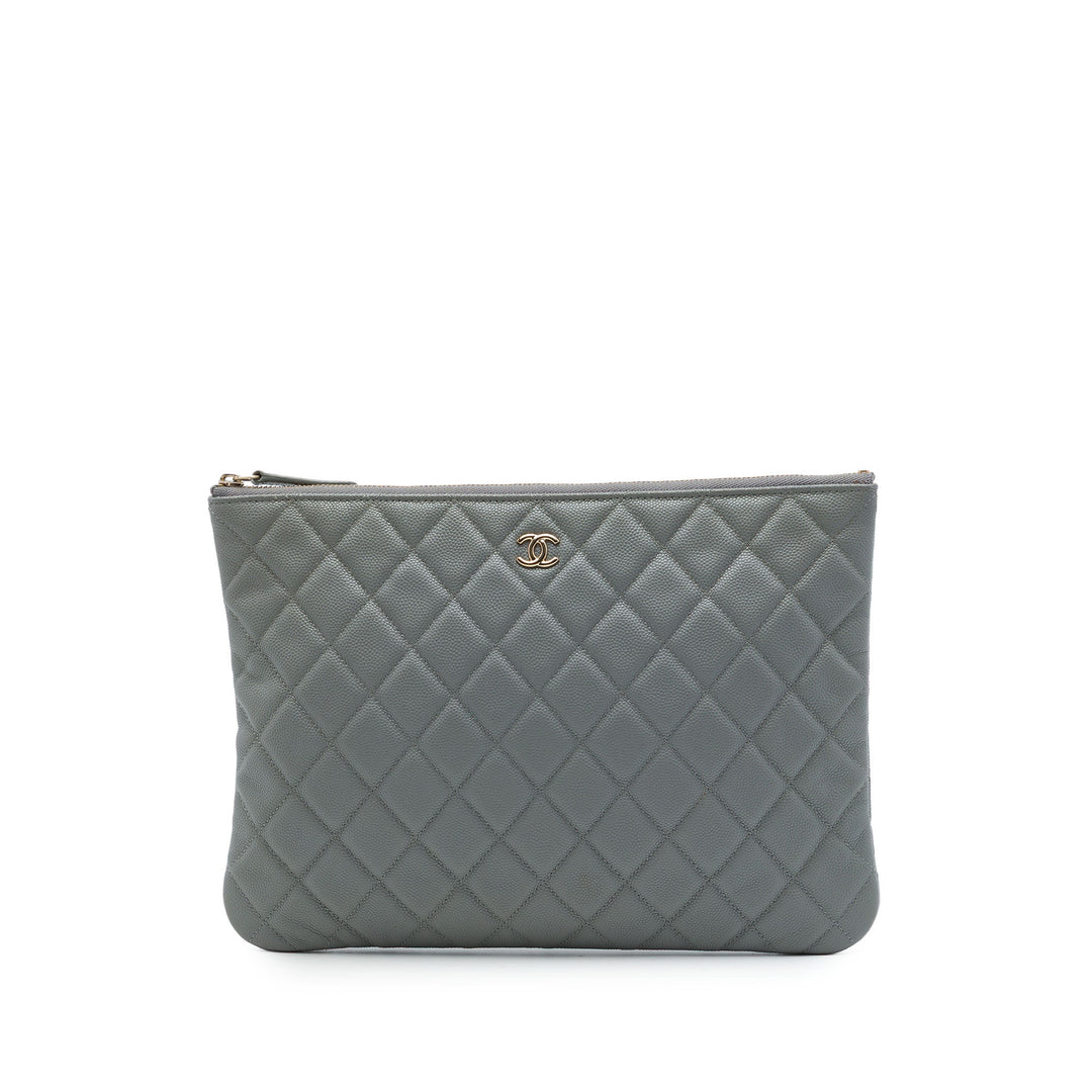 Chanel Pochette Matelassé O Étui Moyen Cuir caviar Gris – vue principale – GABY PARIS