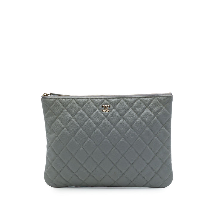 Chanel Pochette Matelassé O Étui Moyen Cuir caviar Gris – vue principale – GABY PARIS